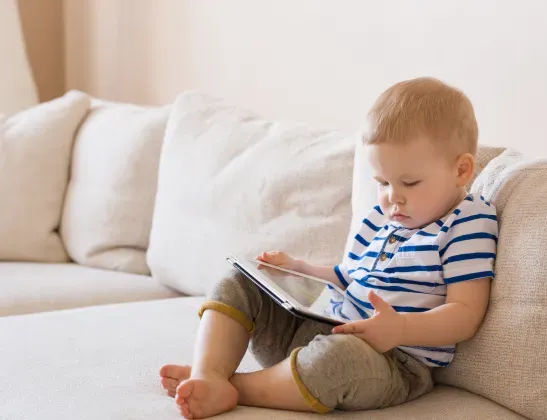 kid-with-tablet